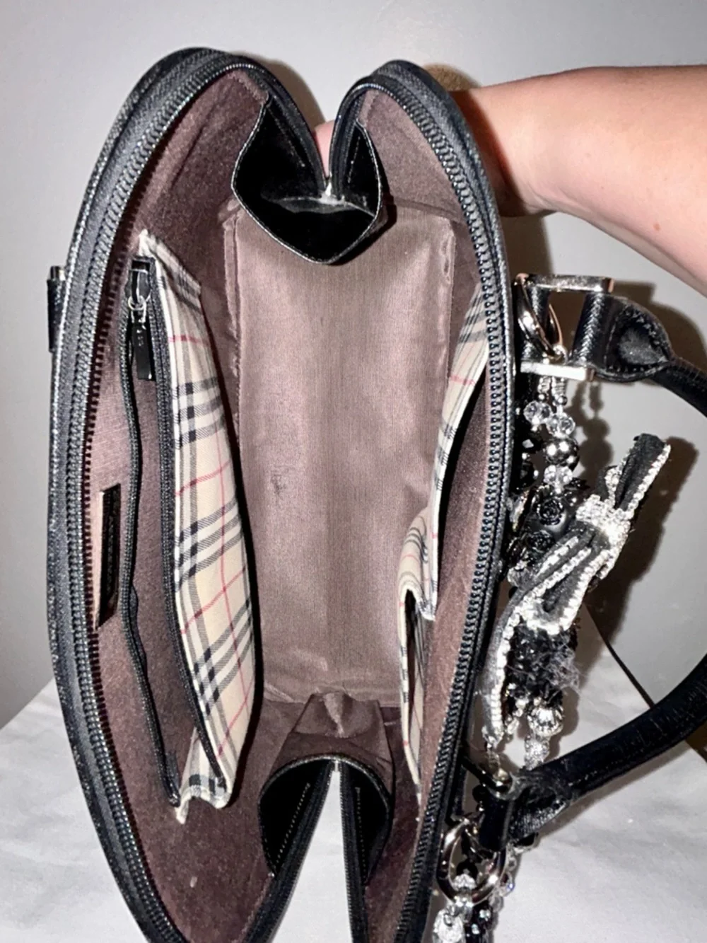 Burberry Saffiano Ceremonial Bag
Black Leather. Handmade Purse Charm included. - Picture 13 of 13